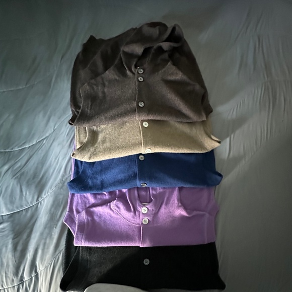 A BUNDLE OF 8 BUTTON UP CASHMERE VEST WITH A HOOD AND TWO POCKETS - Picture 5 of 8